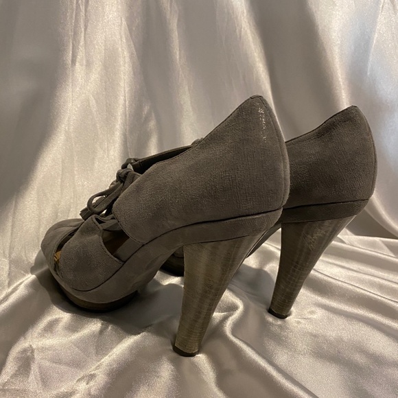 Coach heels 7.5- worn once! Very good condition - Picture 7 of 14